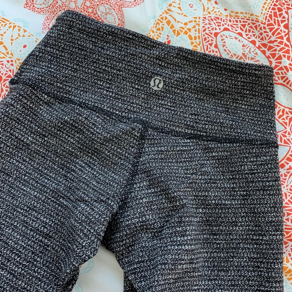 Lululemon cropped winder under leggings